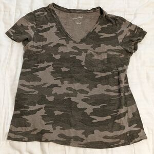 Universal thread Monterey V-neck tee shirt in camo print size Medium